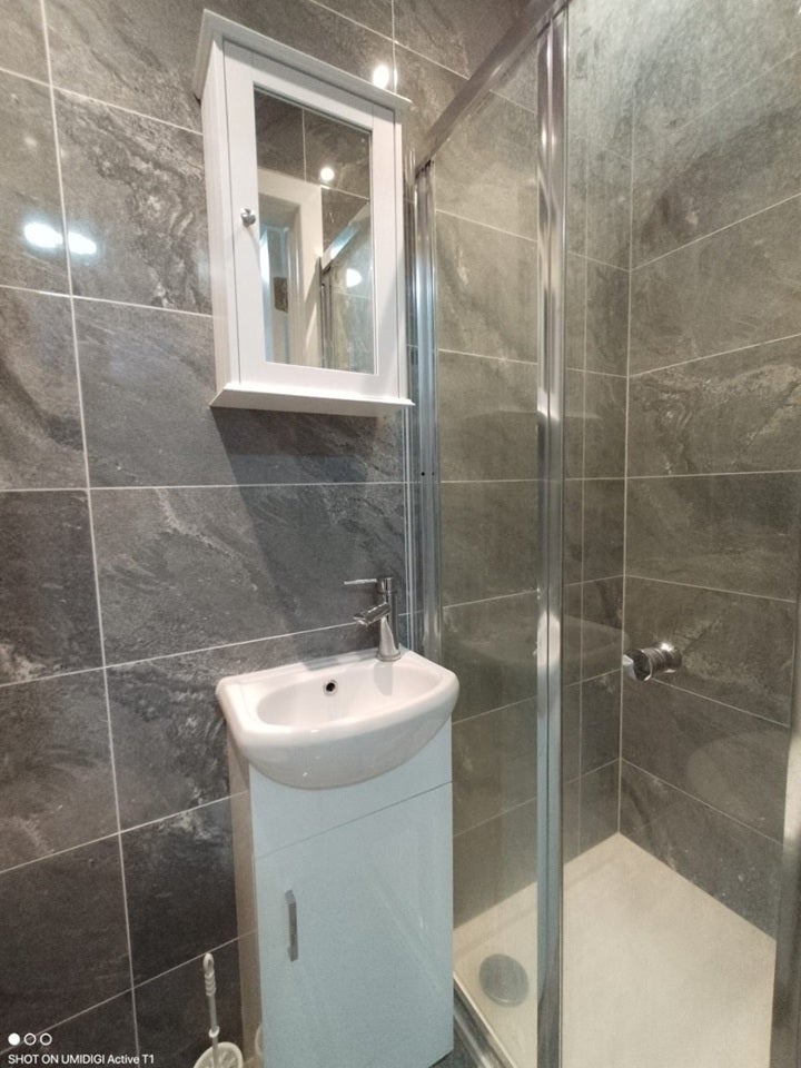 Room Gleneldon Road in Greater London