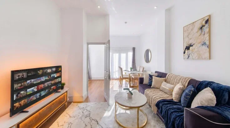 Flat Holland Road in Greater London