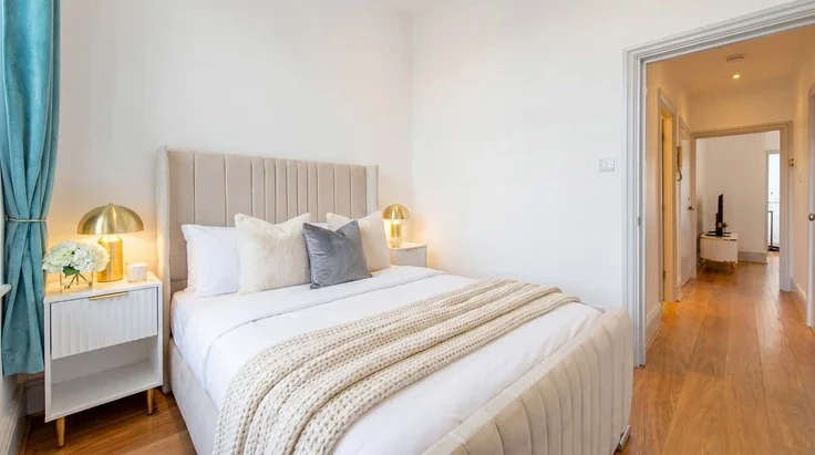 Flat Holland Road in Greater London