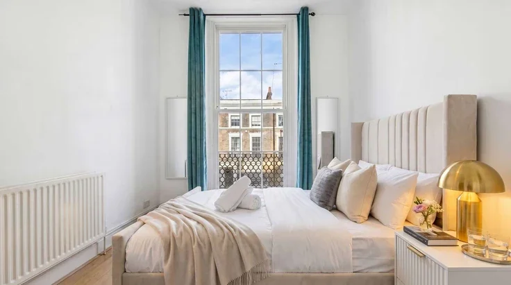 Flat Holland Road in Greater London