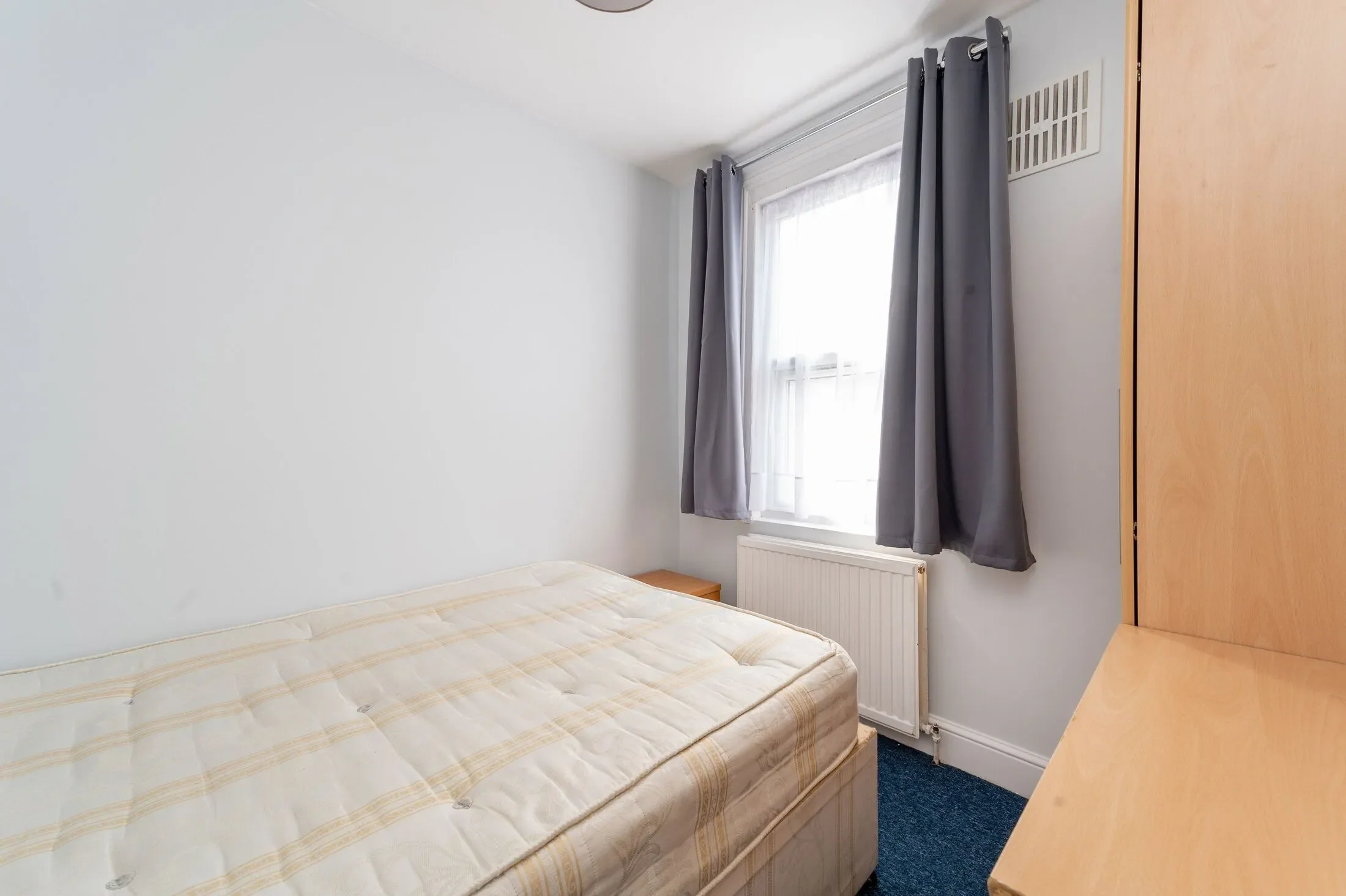 Flat Devonport Road in Greater London