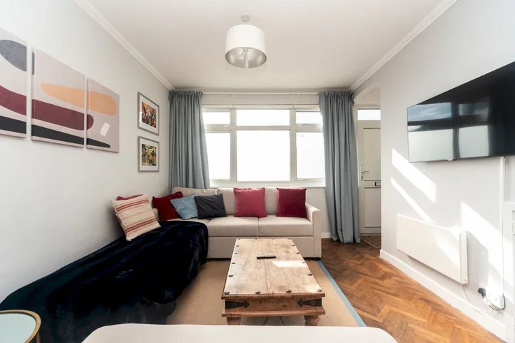 Flat Broughton Road Approach in Greater London