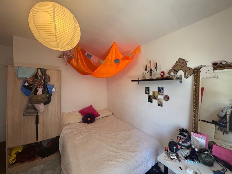 Room Elcot Avenue in Greater London