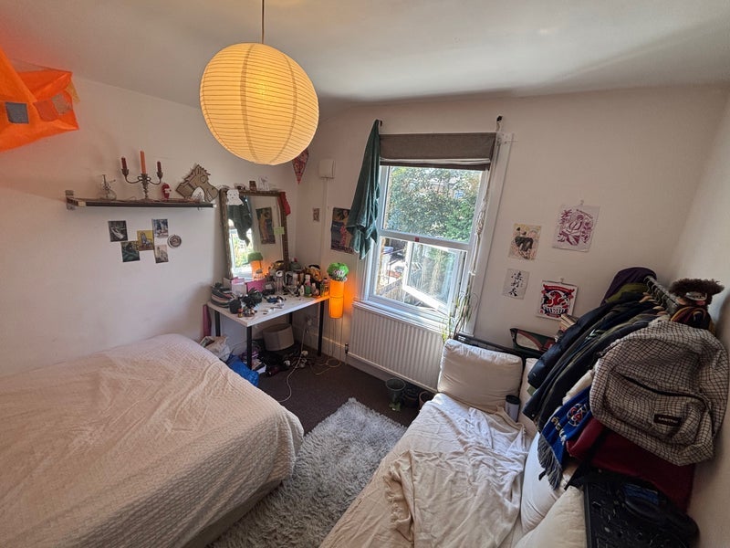 Room Elcot Avenue in Greater London