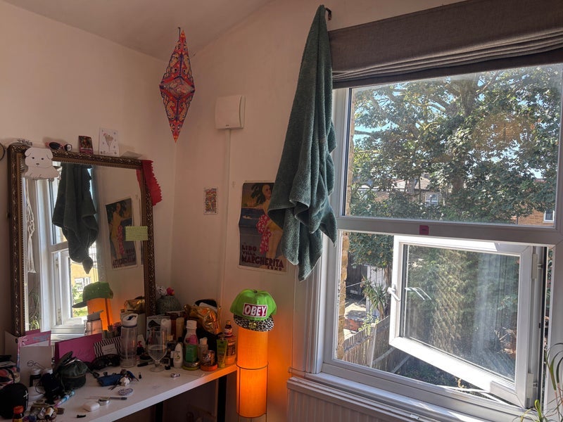 Room Elcot Avenue in Greater London