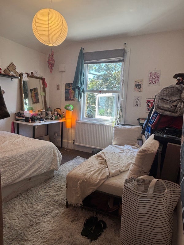 Room Elcot Avenue in Greater London