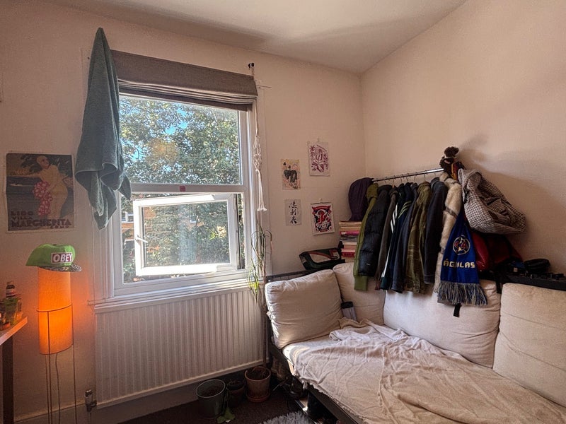 Room Elcot Avenue in Greater London