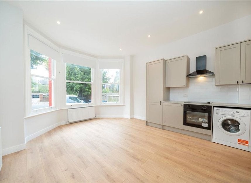 Flat Walm Lane in Greater London