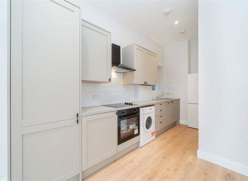 Flat Walm Lane in Greater London