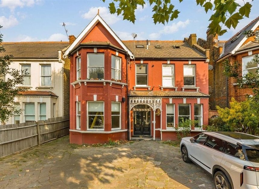 Flat Walm Lane in Greater London