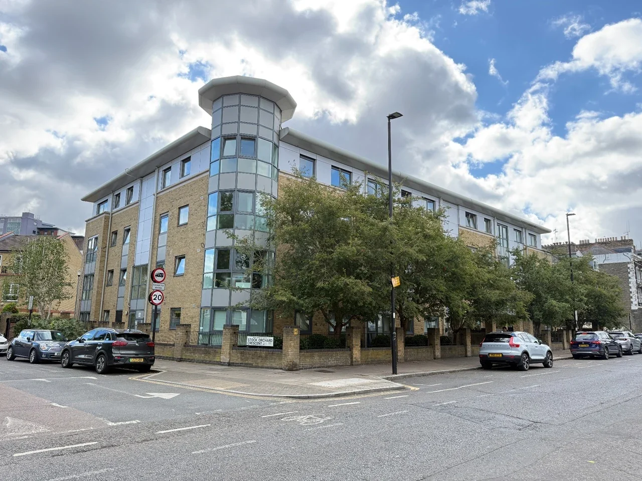 Flat Stock Orchard Crescent in Greater London