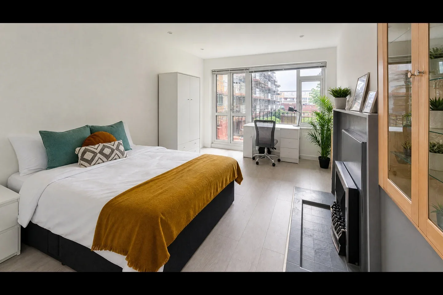 Room Deeley Road in Greater London