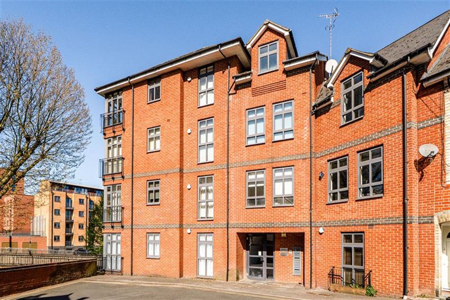Flat Sackville Street in Reading