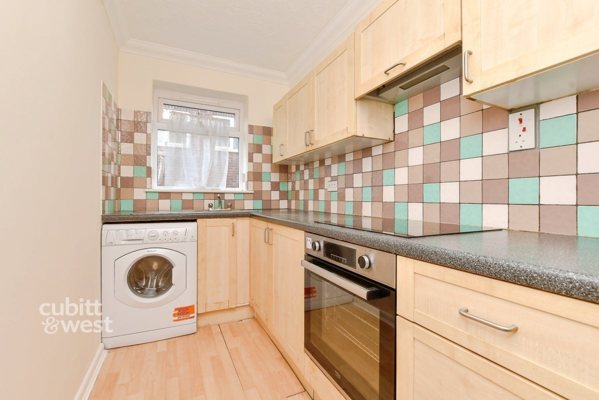 Flat Eaton Road in Greater London