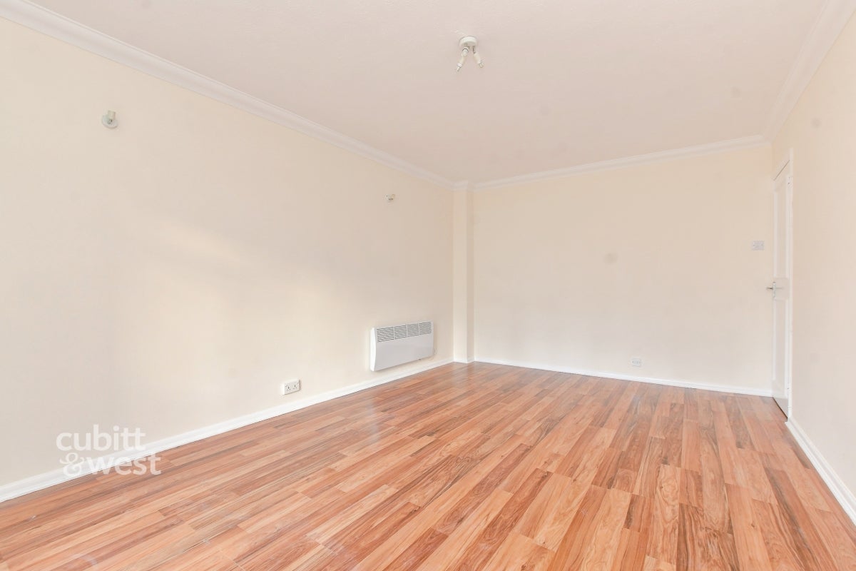 Flat Eaton Road in Greater London