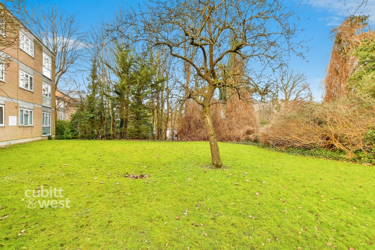 Flat Eaton Road in Greater London