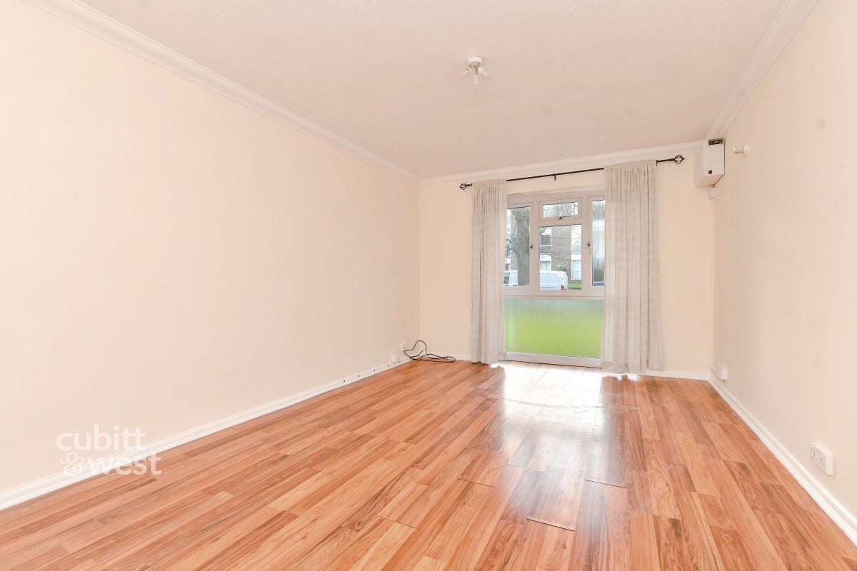 Flat Eaton Road in Greater London