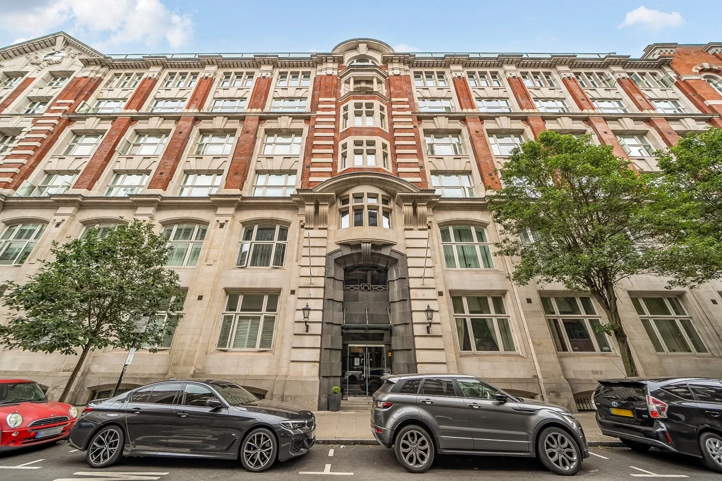 Flat Bridle Mews in Greater London