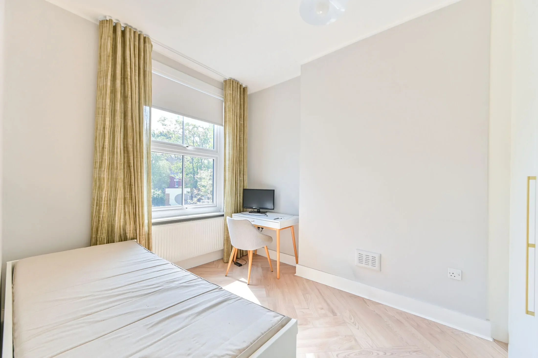 Flat Chichele Road in Greater London