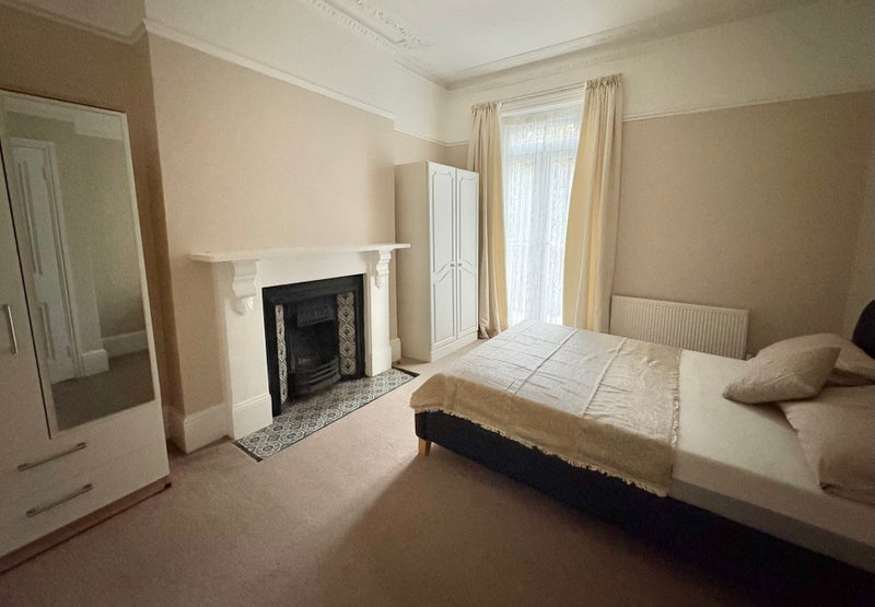 Flat Brownhill Road in Greater London