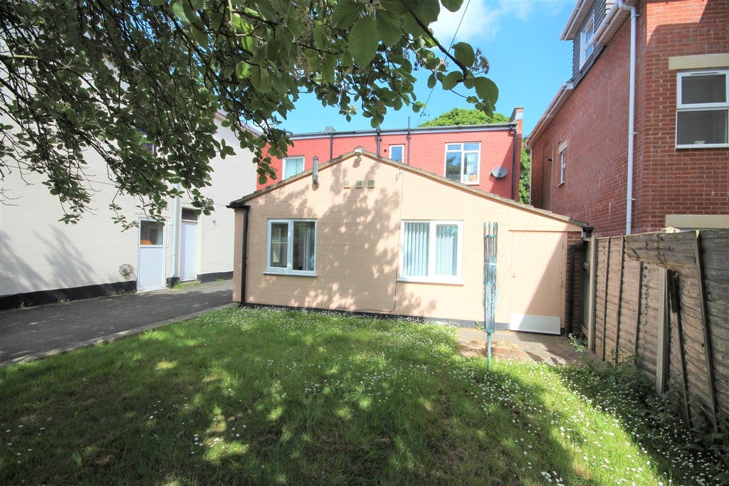 Flat Holdenhurst Road in Bournemouth