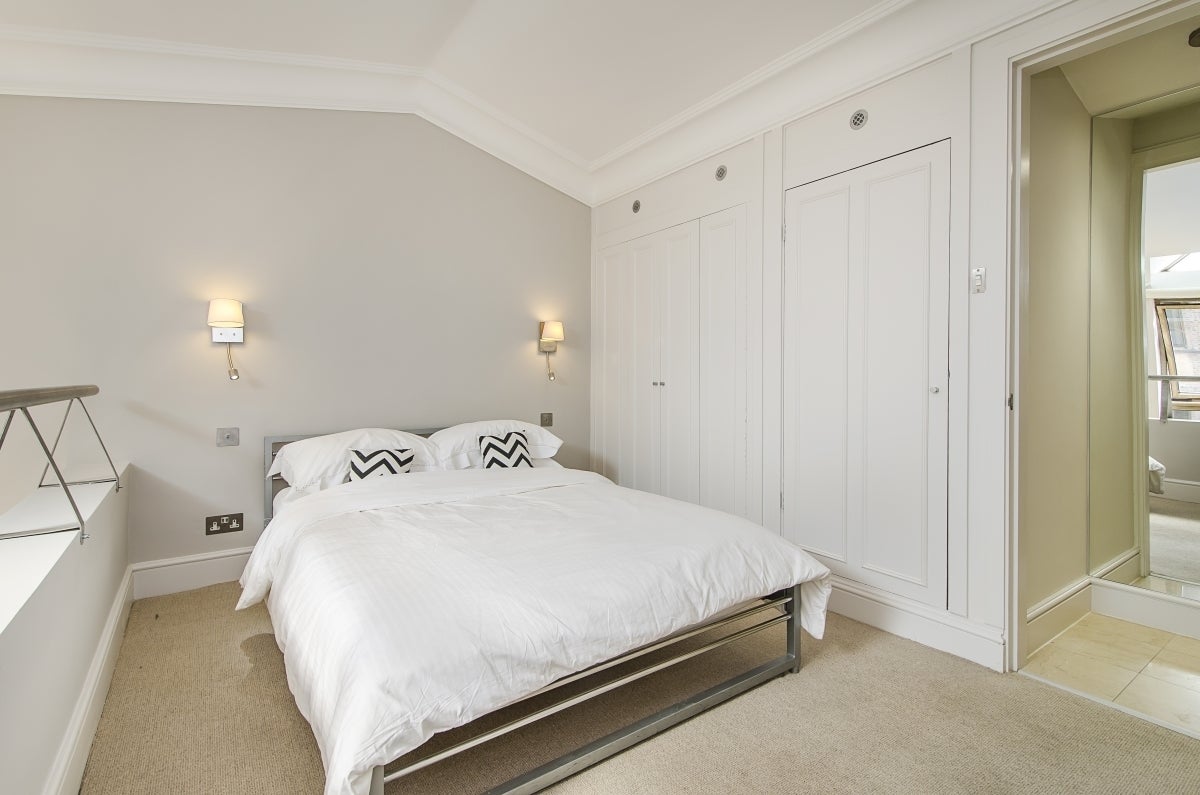 Flat Whittaker Street in Greater London