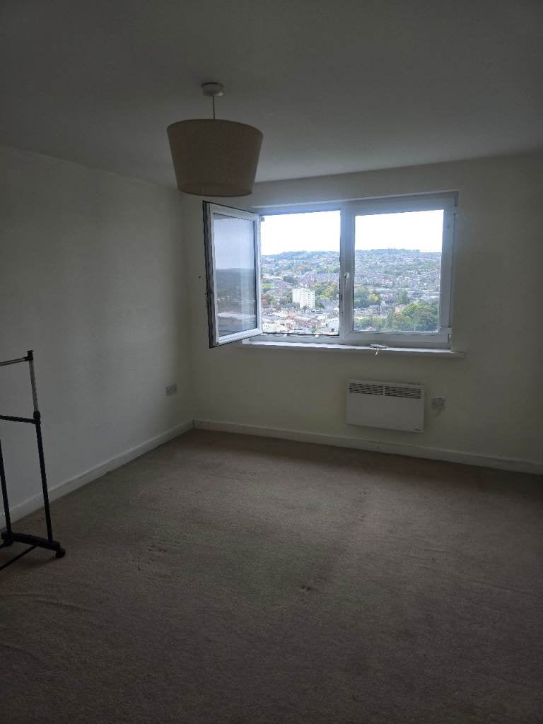 Flat Parkwood Rise in Bradford