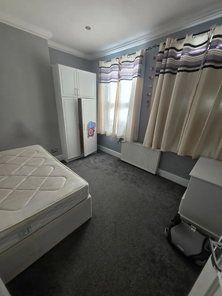 Flat Sunningfields Road in Greater London