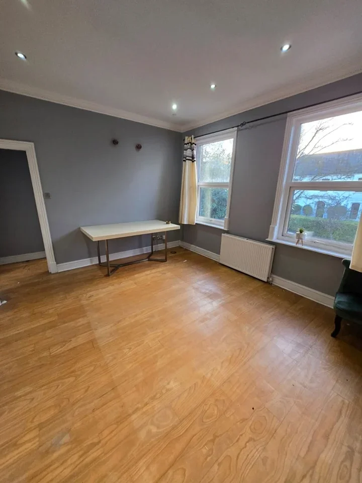 Flat Sunningfields Road in Greater London