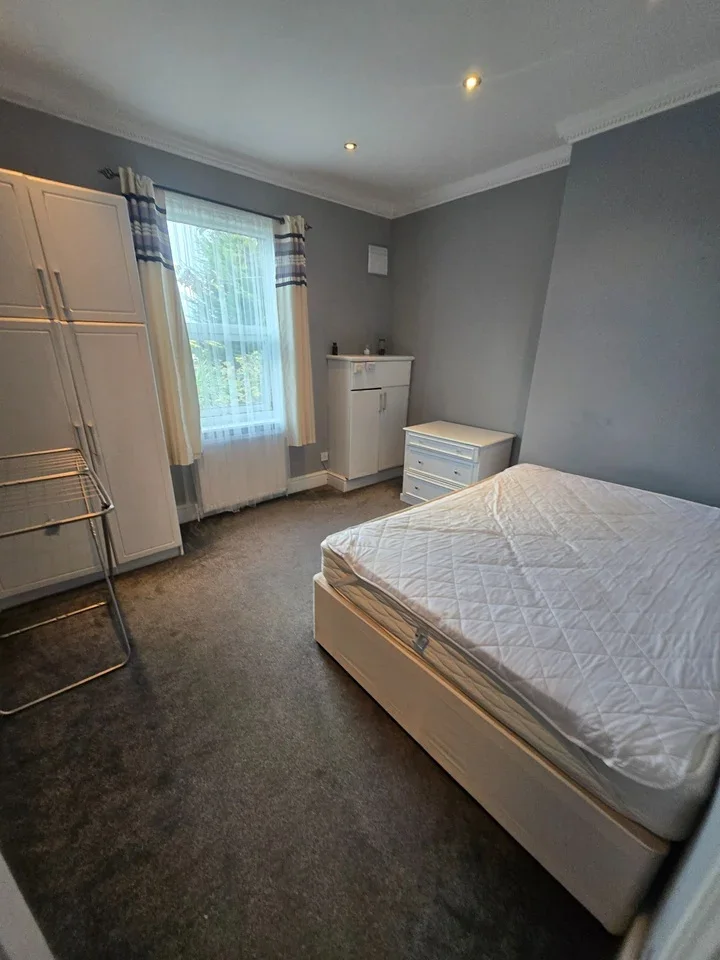 Flat Sunningfields Road in Greater London