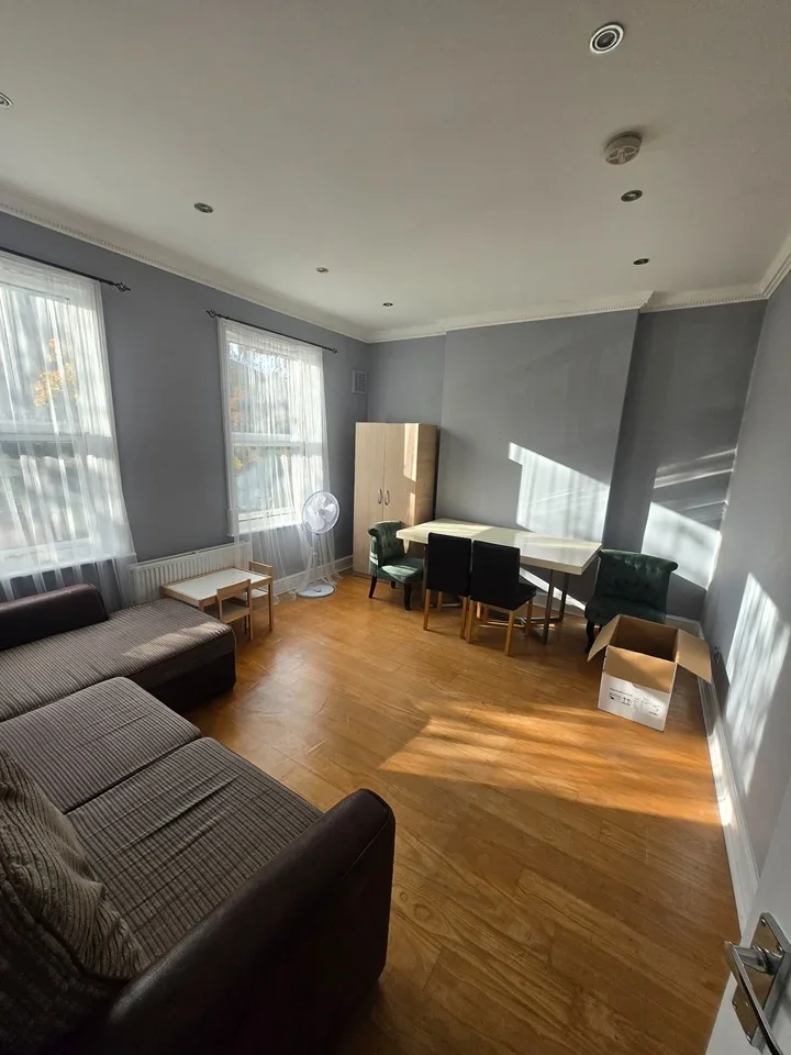Flat Sunningfields Road in Greater London