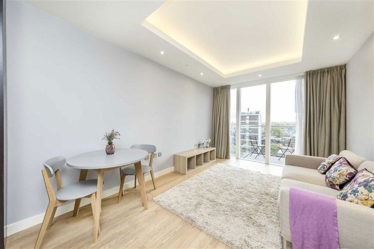 Flat Cobblestone Square in Greater London