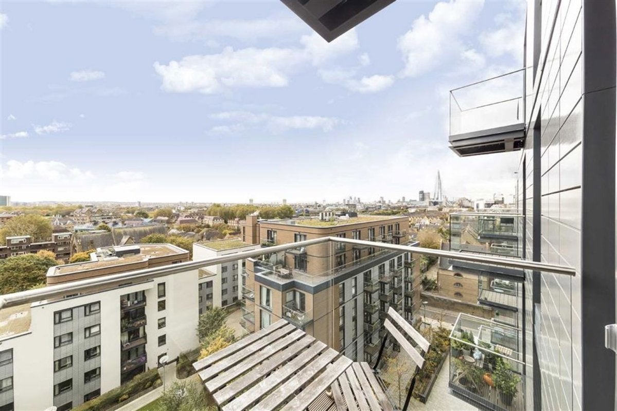 Flat Cobblestone Square in Greater London