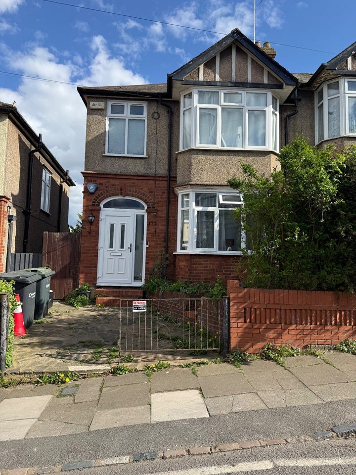 House Strathmore Avenue in Luton