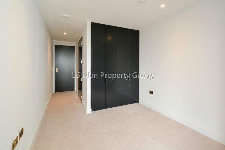 Flat Chandlers Avenue in Greater London
