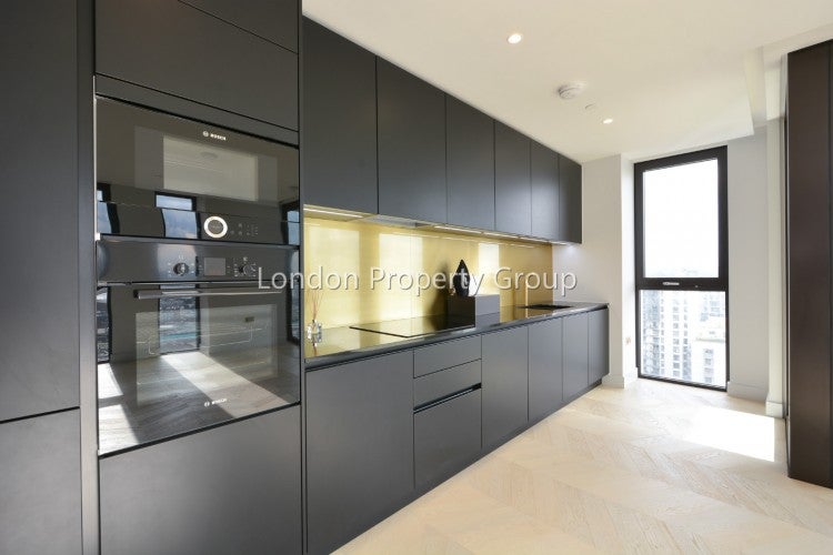 Flat Chandlers Avenue in Greater London