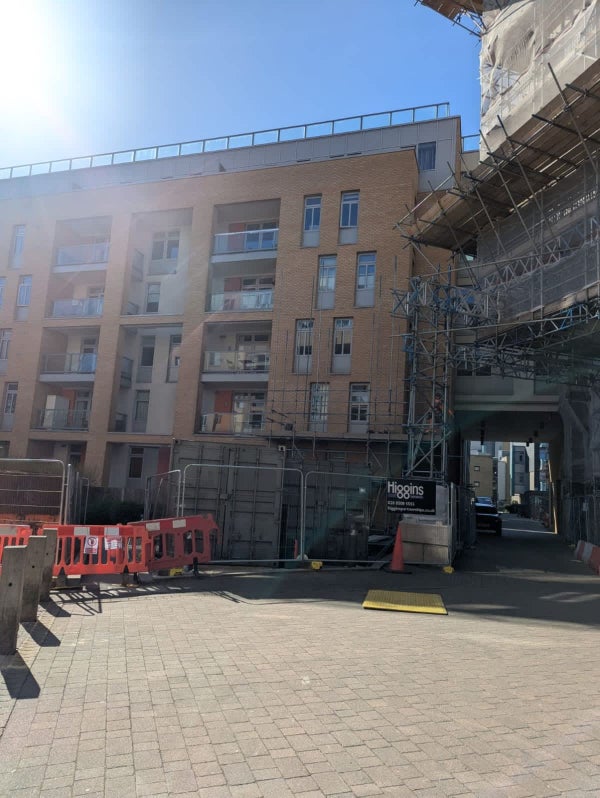 Flat Salton Square in London