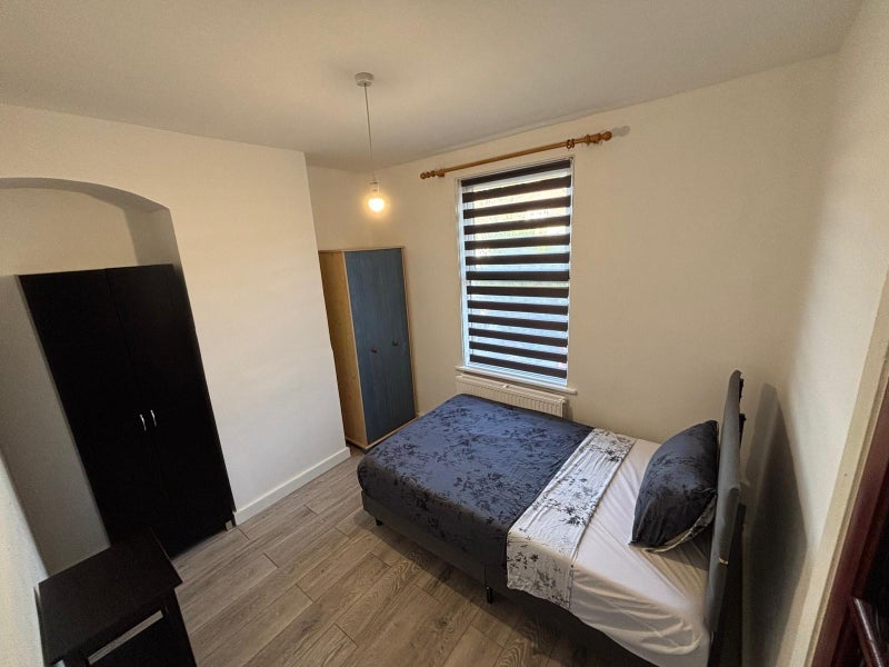 Room Pendragon Road in Greater London