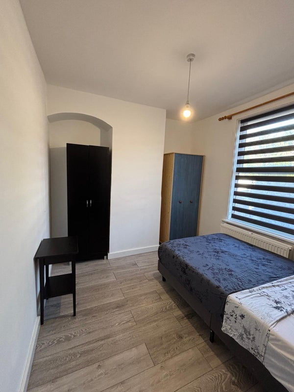 Room Pendragon Road in Greater London