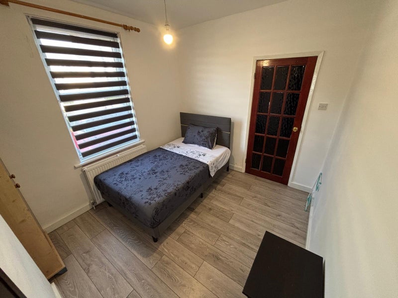 Room Pendragon Road in Greater London