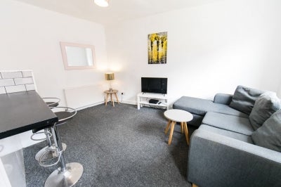 Room Cardigan Road in Leeds