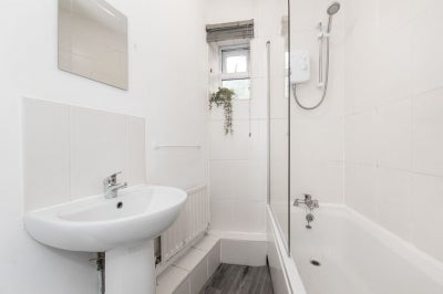 Room Cardigan Road in Leeds