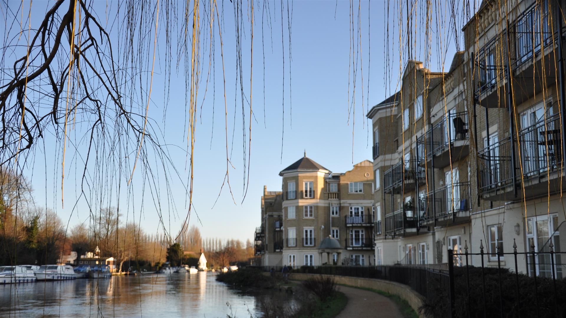 Flat De Montfort Road in Reading