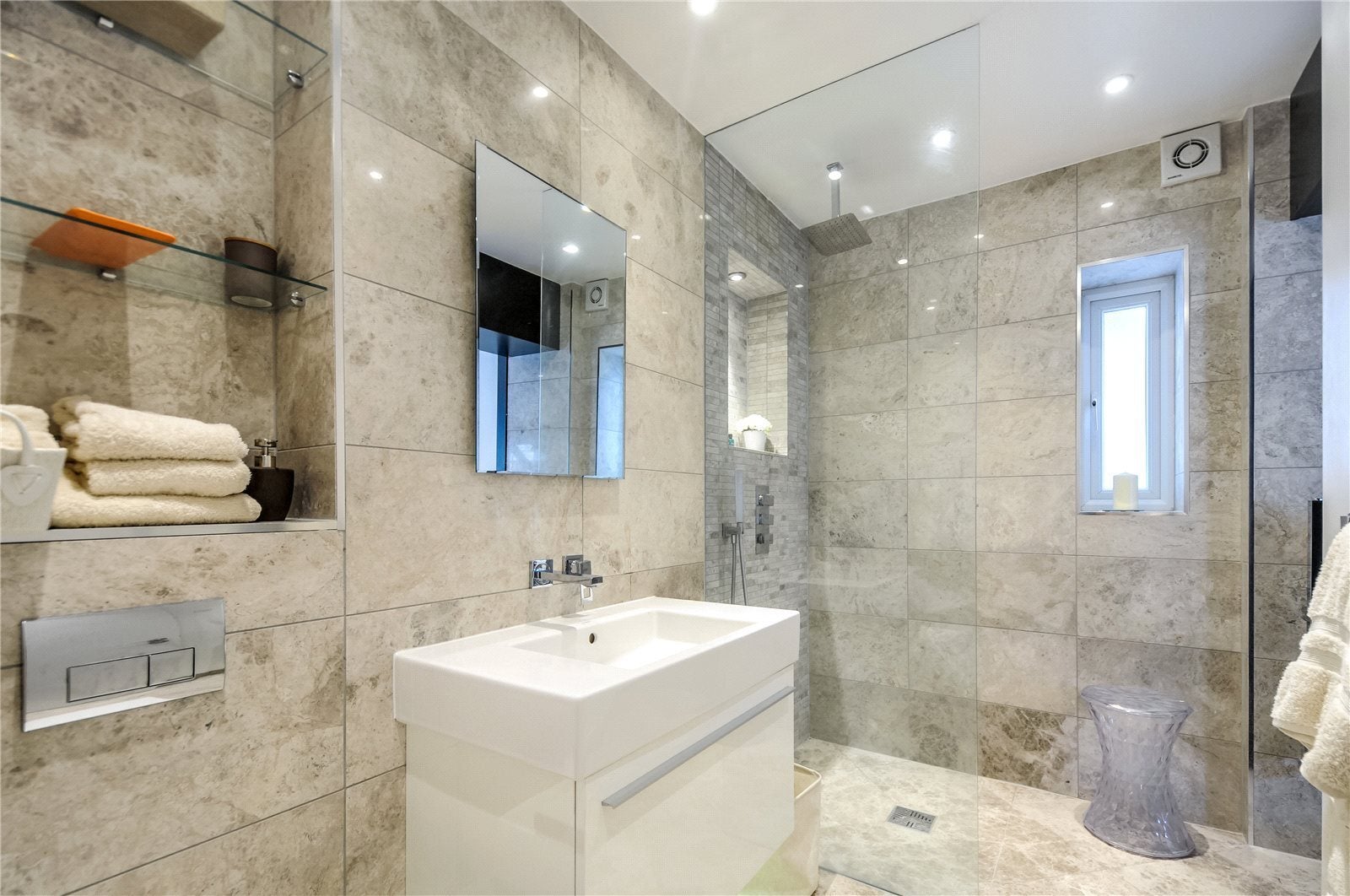 Flat Marloes Road in Greater London