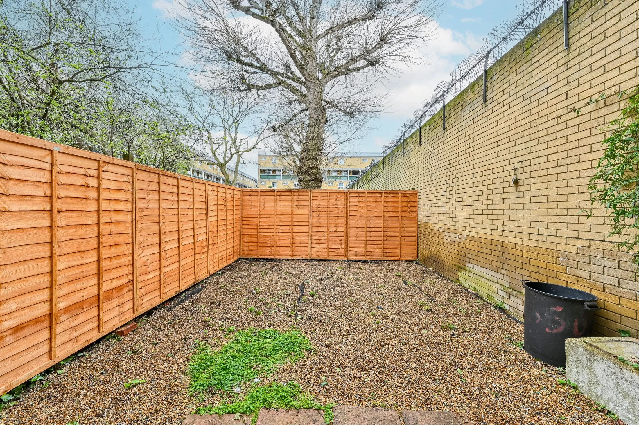 Flat Plender Street in Greater London