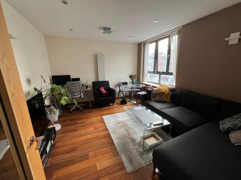 Flat Philpot Street in Greater London