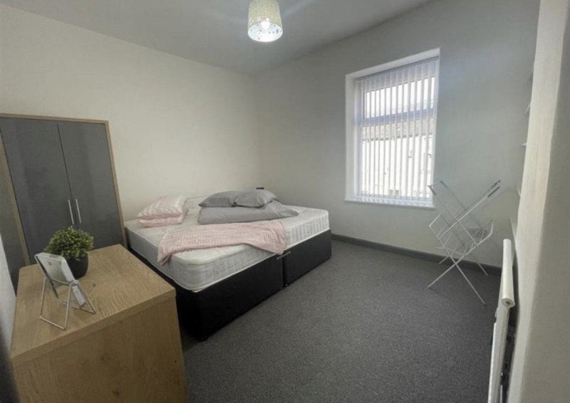 Room Spring Hill Road in Burnley