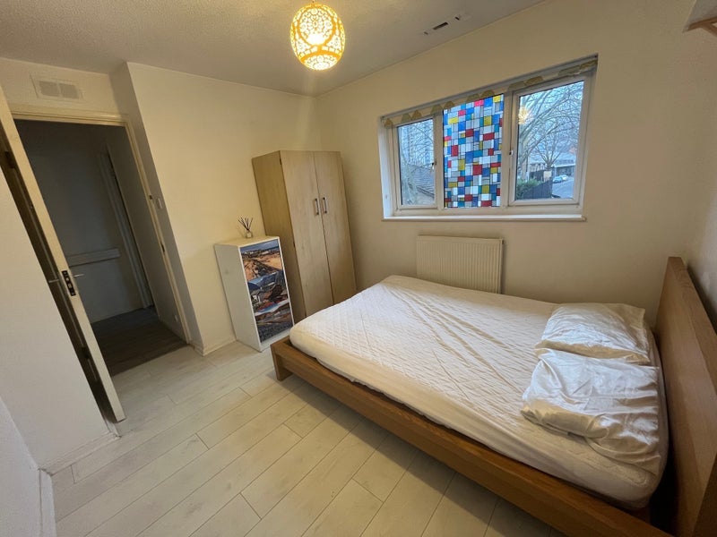 Room Mills Grove in Greater London