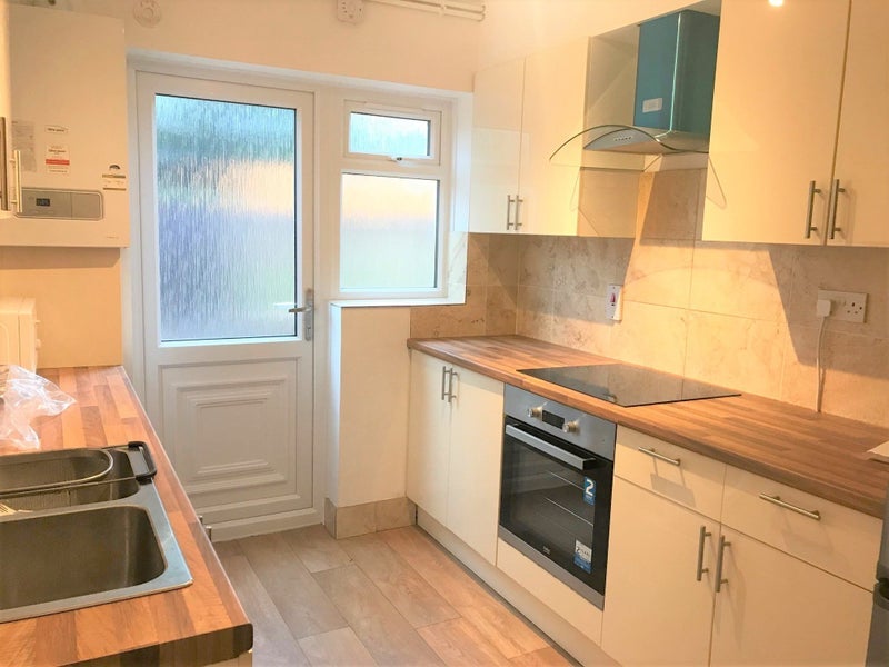 Room Mills Grove in Greater London