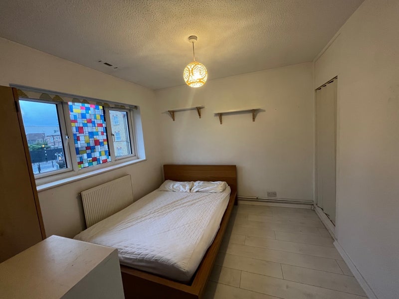 Room Mills Grove in Greater London